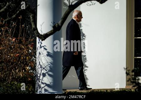 Washington, États-Unis. 19th décembre 2022. LE président AMÉRICAIN Joe Biden se rend au bureau ovale depuis Marine One, à son retour à la Maison Blanche à Washington, DC, sur 19 décembre 2022. Le Président et la première dame ont passé le week-end chez eux à Wilmington, Delaware. Credit: SIPA USA/Alay Live News Banque D'Images