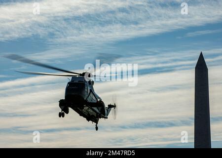Washington, États-Unis. 19th décembre 2022. LE président DES ÉTATS-UNIS Joe Biden s'est installé à Marine One, sur la pelouse sud de la Maison Blanche, à Washington, DC, sur 19 décembre 2022. Le Président et la première dame ont passé le week-end chez eux à Wilmington, Delaware. Credit: SIPA USA/Alay Live News Banque D'Images