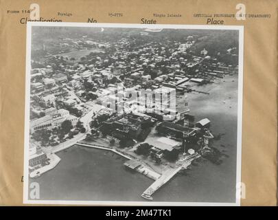 Front de mer de la ville à Charlotte Amalie. Légende originale : vue détaillée sur le front de mer de la ville à Charlotte Amalie, St. Thomas, Îles Vierges. Le parc de l'émancipation et le vieux fort Christian sont au premier plan. Un monument commémoratif du président Franklin D. Roosevelt se trouve sur la petite place visible au centre de cette photo. La maison du gouverneur se trouve sur la colline, à gauche du parc de la ville, sur la place. La rue principale de la ville peut être vue à un pâté de maisons du front de mer menant à Bluebeard's Castle Hotel juste à l'extérieur de la photo dans le fond droit. Station de radio navale en premier plan Banque D'Images