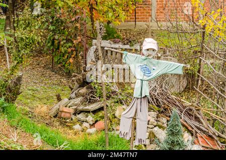 Une arnaque placée en face d'un jardin privé. Banque D'Images