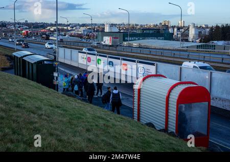 Reykjavik, Islande - 25 novembre 2022 : personnes attendant le bus à la gare d'Artun. Banque D'Images