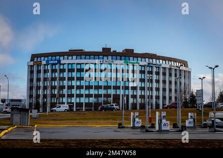 Reykjavik, Islande - 25 novembre 2022 : immeuble de bureaux rond et moderne dans la rue Hofdabakki. Logos Enor, Beedle, Fastland, Fulltingi et Matstodin. Banque D'Images