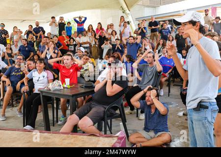 Les fans de football se sont rassemblés devant un café à Mérida au Mexique pour assister à la finale de la coupe du monde de la FIFA, match de football entre la France et l'Argentine, 18 décembre 2022 Banque D'Images