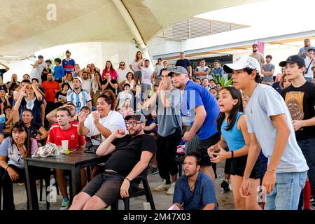 Les fans de football se sont rassemblés devant un café à Mérida au Mexique pour assister à la finale de la coupe du monde de la FIFA, match de football entre la France et l'Argentine, 18 décembre 2022 Banque D'Images