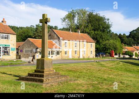 Hutton le Hole North Yorkshire Memorial Cross sur le village vert Hutton le Hole Yorkshire Angleterre GB Europe Banque D'Images