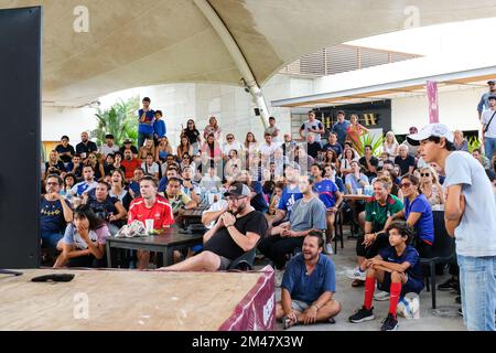 Les fans de football se sont rassemblés devant un café à Mérida au Mexique pour assister à la finale de la coupe du monde de la FIFA, match de football entre la France et l'Argentine, 18 décembre 2022 Banque D'Images