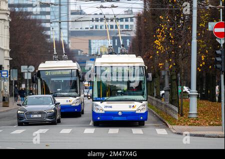 Riga, Lettonie - 4 novembre 2022: Trafic public de trolleybus dans les rues du centre-ville au milieu d'une journée de travail Banque D'Images