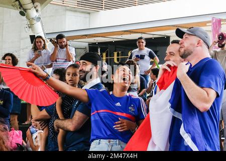 Les fans de football se sont rassemblés devant un café à Mérida au Mexique pour assister à la finale de la coupe du monde de la FIFA, match de football entre la France et l'Argentine, 18 décembre 2022 Banque D'Images