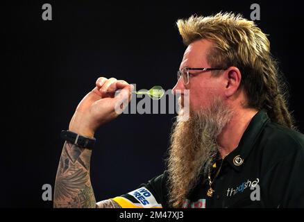 Simon Whitlock d'Australie en action contre le José de Sousa d'Espagne pendant le cinquième jour du Championnat du monde des fléchettes de Cazoo à Alexandra Palace, Londres. Date de la photo: Lundi 19 décembre 2022. Banque D'Images