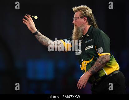 Simon Whitlock d'Australie en action contre le José de Sousa d'Espagne pendant le cinquième jour du Championnat du monde des fléchettes de Cazoo à Alexandra Palace, Londres. Date de la photo: Lundi 19 décembre 2022. Banque D'Images