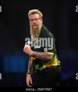 Simon Whitlock d'Australie en action contre le José de Sousa d'Espagne pendant le cinquième jour du Championnat du monde des fléchettes de Cazoo à Alexandra Palace, Londres. Date de la photo: Lundi 19 décembre 2022. Banque D'Images