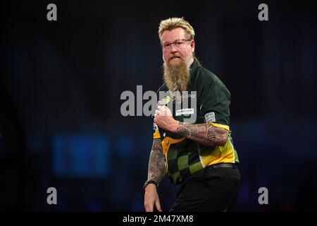 Simon Whitlock d'Australie en action contre le José de Sousa d'Espagne pendant le cinquième jour du Championnat du monde des fléchettes de Cazoo à Alexandra Palace, Londres. Date de la photo: Lundi 19 décembre 2022. Banque D'Images