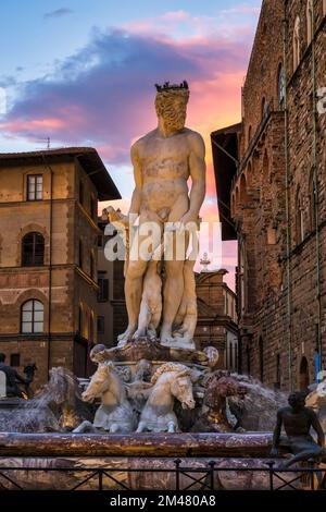 Fontana del Nettuno (Fontaine de Neptune) sur la Piazza della Signoria au coucher du soleil, Florence, Toscane, Italie Banque D'Images