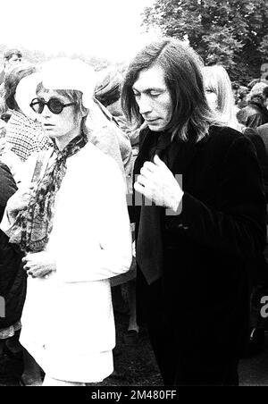 NOIR ET BLANC SEULEMENT photo du dossier datée du 10/07/69 de feu Charlie Watts et de son épouse Shirley Watts au cimetière de Brian Jones, ancien guitariste avec les Rolling Stones, dont les funérailles ont eu lieu à Cheltenham, Gloucestershire. Shirley Watts, épouse du batteur Rolling Stones Charlie Watts, est décédée à l'âge de 82 ans, a annoncé sa famille. Date de publication : lundi 19 décembre 2022. Banque D'Images