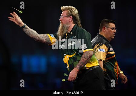 Simon Whitlock d'Australie en action contre le José de Sousa d'Espagne pendant le cinquième jour du Championnat du monde des fléchettes de Cazoo à Alexandra Palace, Londres. Date de la photo: Lundi 19 décembre 2022. Banque D'Images