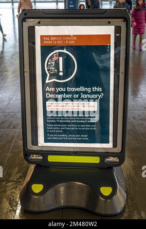 Lundi 19th décembre 2022. Reading Station, Reading, Berkshire, Angleterre. Avis spéciaux d'action industrielle affichés à la station de lecture avertissant de graves perturbations des services de ROS pendant les fêtes de Noël et du nouvel an. Crédit : Terry Mathews/Alay Live News Banque D'Images