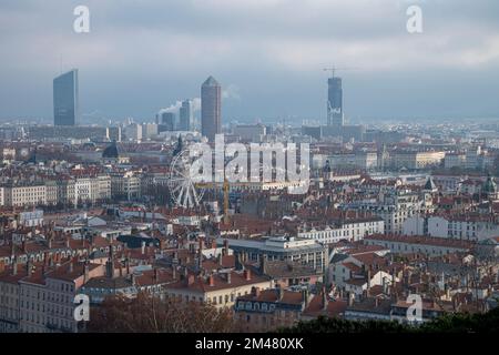 Vue sur la ville de Lyon avec l'hôtel Radisson et un bâtiment en construction en hiver, France, destination de voyage Banque D'Images