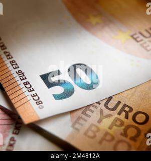 Mise au point peu profonde sur la vue rapprochée d'un billet de cinquante euros avec un effet de lumière Banque D'Images
