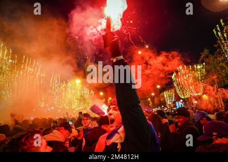 Paris, France. 19th décembre 2022. Un fan de football a un feu rouge pour soutenir l'équipe française de football. Les fans de football français se réunissent sur les champs-Élysées de Paris pour soutenir leur équipe nationale qu'ils jouent contre l'Argentine lors de la finale de la coupe du monde de la FIFA, Qatar 2022 sur 18 décembre 2022. L'Argentine est finalement couronnée vainqueur après avoir gagné 4-2 en pénalités, même si les deux équipes atteignent un tirage au sort 3-3 en plus de temps. Crédit : SOPA Images Limited/Alamy Live News Banque D'Images