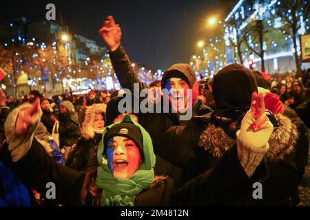 Paris, France. 19th décembre 2022. Les fans de football se réunissent pour encourager l'équipe française lors de la finale de la coupe du monde 2022. Les fans de football français se réunissent sur les champs-Élysées de Paris pour soutenir leur équipe nationale qu'ils jouent contre l'Argentine lors de la finale de la coupe du monde de la FIFA, Qatar 2022 sur 18 décembre 2022. L'Argentine est finalement couronnée vainqueur après avoir gagné 4-2 en pénalités, même si les deux équipes atteignent un tirage au sort 3-3 en plus de temps. Crédit : SOPA Images Limited/Alamy Live News Banque D'Images