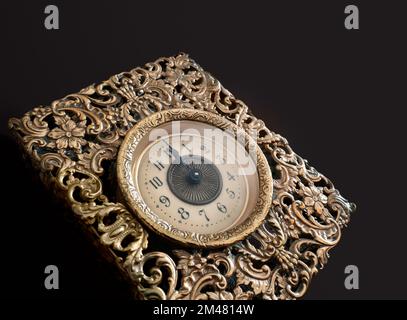 Vue rapprochée de l'horloge en bronze anglais vintage pointant vers minuit. Concept douze heures nouvel an. Banque D'Images