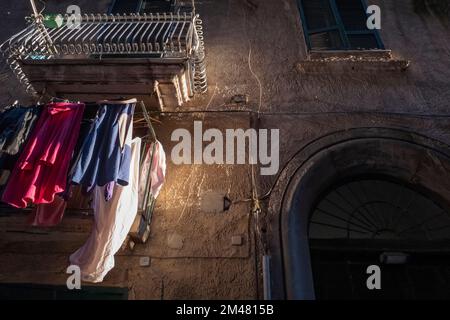 Naples- Italie, mars 2022. Vue pittoresque sur le balcon typique et les vêtements suspendus au quartier Spagnoli (quartier espagnol) Banque D'Images