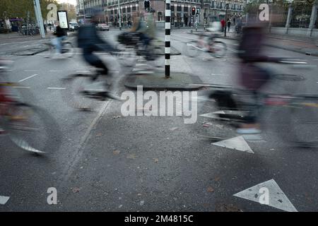 Amsterdam- pays-Bas- Circa novembre 2019. Des cyclistes flous dans les rues en mouvement du centre-ville d'Amsterdam. Embouteillage de vélos dans les rues Banque D'Images