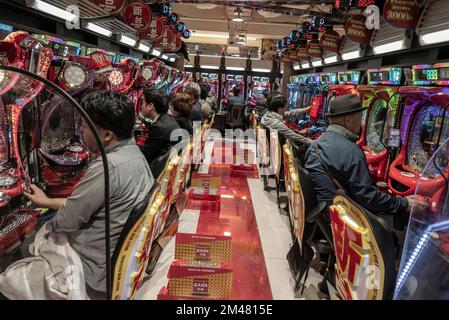 Tokyo- Japon- Circa novembre 2018. Les Japonais jouant aux machines à sous dans l'une des nombreuses salles de jeux de Shinjuku Banque D'Images