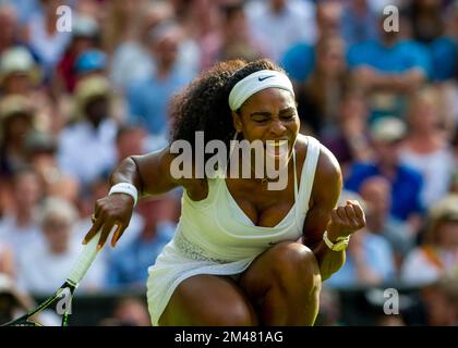 SerenaWilliams, Wimbledon Championships 2015, Wimbledon, Londres. Femmes célibataires troisième manche, Serena Williams v Heather Watson, Center court. Banque D'Images