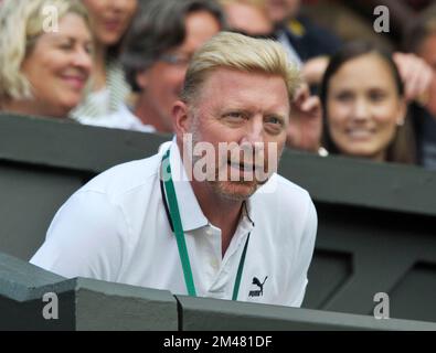 27 juin 2014, Wimbledon, Londres. Boris Becker entraîneur de Novak Djokovic prend son siège avant le match des célibataires de Novak Djokovic contre Gilles Simon pour hommes. Banque D'Images