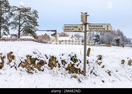 Un panneau routier dans la neige du début de l'hiver près du village Cotswold de Winstone, Gloucestershire, Angleterre Royaume-Uni Banque D'Images