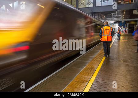 Lundi 19th décembre 2022. Reading Station, Reading, Berkshire, Angleterre. En prévision de l'action industrielle prévue pendant les fêtes de Noël, les trains GWR circulent à temps avec un minimum de retards, mais avec de nombreuses voitures pleines et certains voyageurs devant se tenir. Crédit : Terry Mathews/Alay Live News Banque D'Images