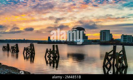 Baie de Cardiff au coucher du soleil, en regardant vers Penarth avec les vestiges des anciennes jetées en bois au premier plan. Banque D'Images