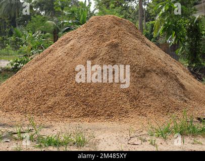 Une grande pile de sable de rivière encore pas tamisé et purifié, ce sable empilé pour une utilisation dans la construction Banque D'Images