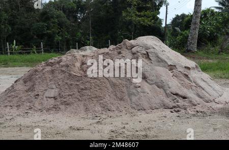 Un grand tas de sable fin blanc tamisé, ce sable empilé pour une utilisation dans la construction Banque D'Images