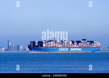 Navire-conteneur chinois / conteneur COSCO Shipping Sagittaire chargé de conteneurs en mer du Nord, naviguant sous le drapeau de Hong Kong, Chine Banque D'Images