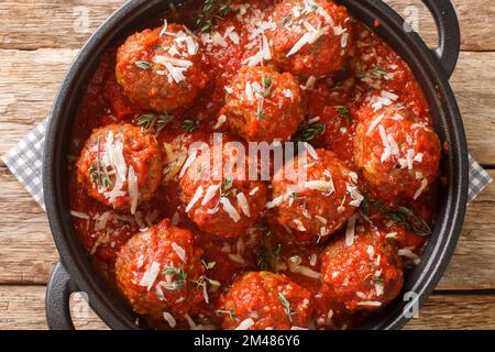 Plat traditionnel italien boulettes de viande Polpette al sugo en sauce tomate sur une casserole sur une table en bois. Vue horizontale du dessus Banque D'Images