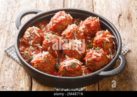 Boulettes de viande de polypette au parmesan compotée dans une riche sauce tomate en gros plan dans une poêle à frire sur la table. Horizontale Banque D'Images