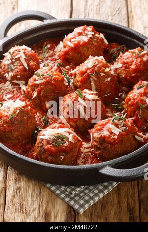 Boulettes de viande italiennes au parmesan, sauce tomate épicée, dans une poêle à frire sur la table. Verticale Banque D'Images
