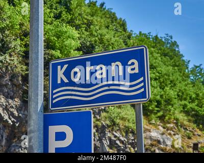 roadsign de la rivière Korana à Rastoke, un petit village magnifique en Croatie au milieu de cascades, de moulins à eau et de petites rivières. Banque D'Images