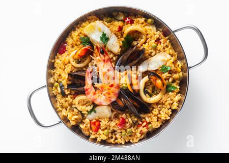 paella espagnole avec fruits de mer dans une casserole sur blanc. cuisine traditionnelle Banque D'Images