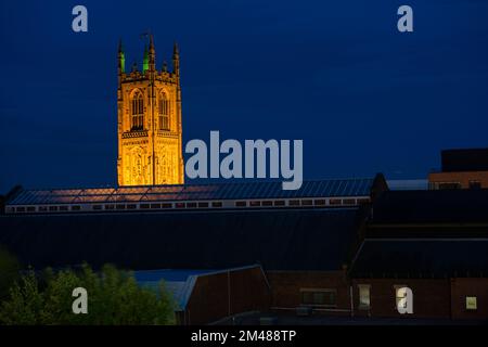 Nuit à derby Angleterre avec routes et église St Marys en arrière-plan et sentiers de lumière Banque D'Images