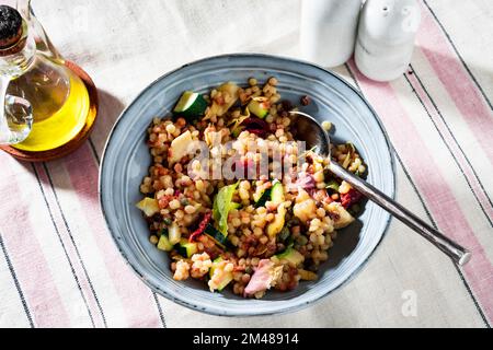 Salade de pâtes fargula sardes sur la table. Banque D'Images