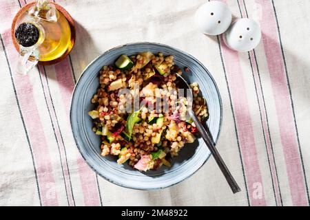 Salade de pâtes fargula sardes sur la table. Banque D'Images