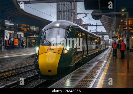 Lundi 19th décembre 2022. Reading Station, Reading, Berkshire, Angleterre. En prévision de l'action industrielle prévue pendant les fêtes de Noël, les trains GWR circulent à temps avec un minimum de retards, mais avec de nombreuses voitures pleines et certains voyageurs devant se tenir. Crédit : Terry Mathews/Alay Live News Banque D'Images