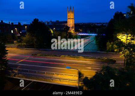 Nuit à derby Angleterre avec routes et église St Marys en arrière-plan et sentiers de lumière Banque D'Images