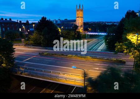 Nuit à derby Angleterre avec routes et église St Marys en arrière-plan et sentiers de lumière Banque D'Images