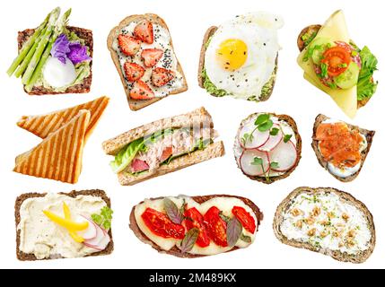 Délicieux sandwiches avec divers ingrédients isolés sur fond blanc, set de restauration rapide, vue de dessus Banque D'Images
