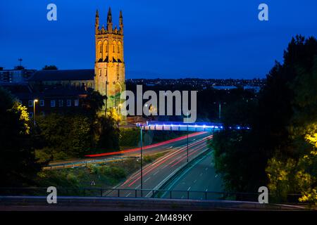 Nuit à derby Angleterre avec routes et église St Marys en arrière-plan et sentiers de lumière Banque D'Images