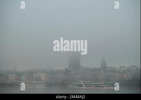 Cologne, Allemagne - 16 décembre 2022: Gelé et brouillard. En ville. Banque D'Images
